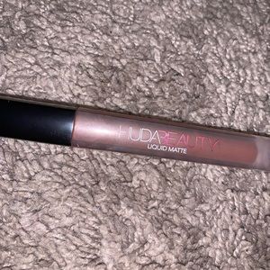 Huda Beauty liquid matte lipstick